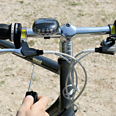 太陽能充電白光LED腳踏車前燈照明燈附遙控尋車器